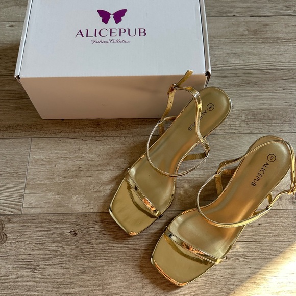 Gold heels size 8 - Picture 5 of 7